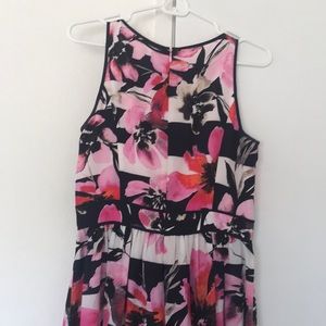 Beautiful floor length dress with pockets!